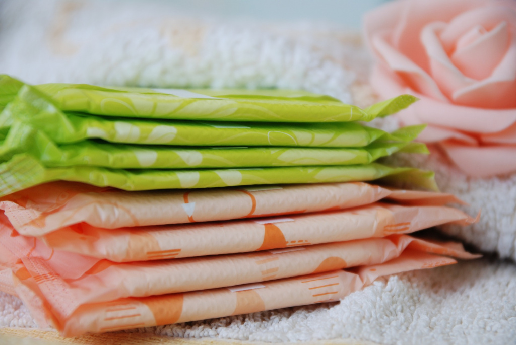 Женские впитывающие гигиенические прокладки в зелёных и персиковых тонах